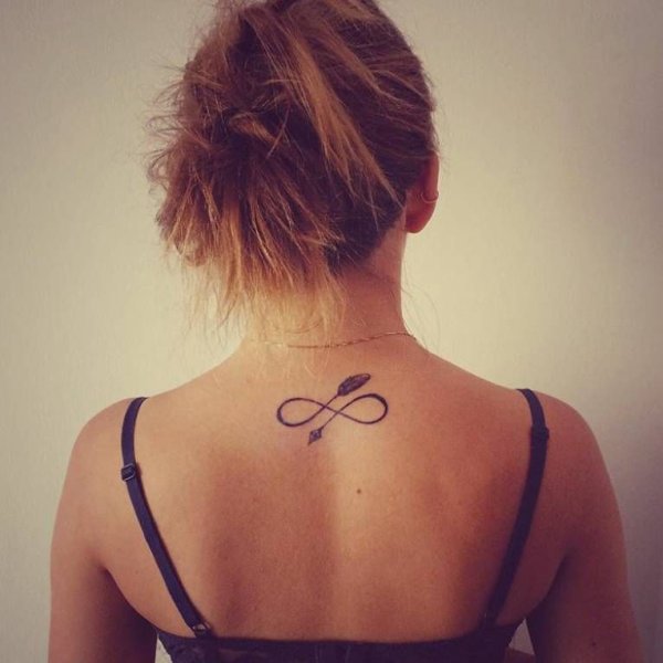 Тату бабочка на шее