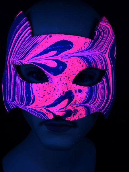 Девочка в маске