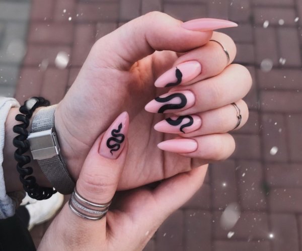 Маникюр со змейкой