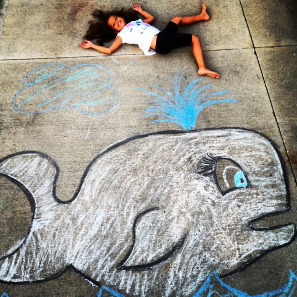 Радуга мелками на асфальте