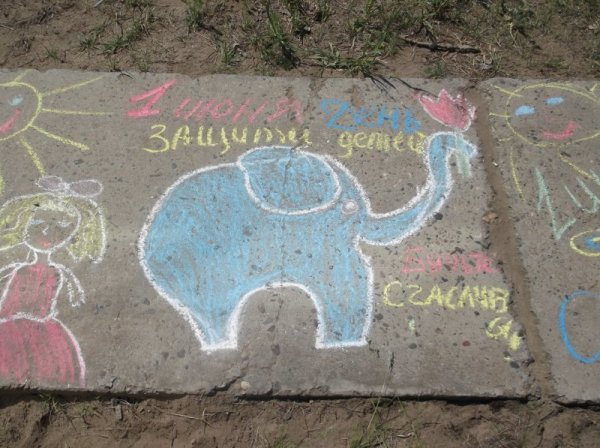 Рисование мелками на асфальте