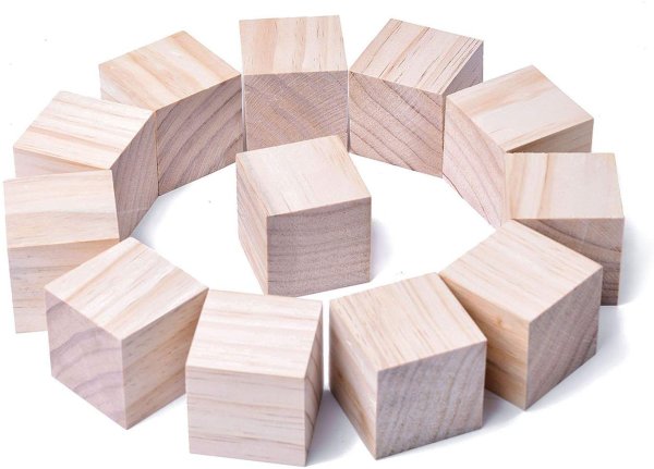 Деревянные кубики разных размеров