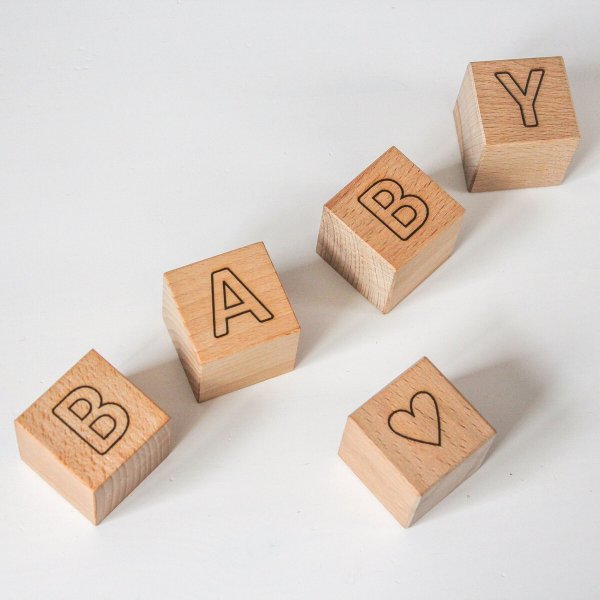 Деревянные кубики с буквами