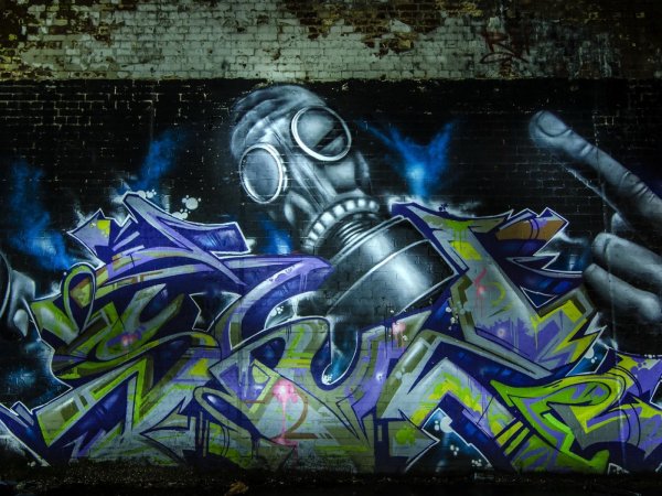 Рисовать баллончиком на стене