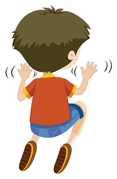 Мальчик на корточках со спины