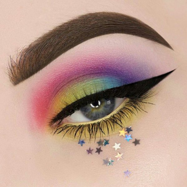 Радужный макияж со стрелками