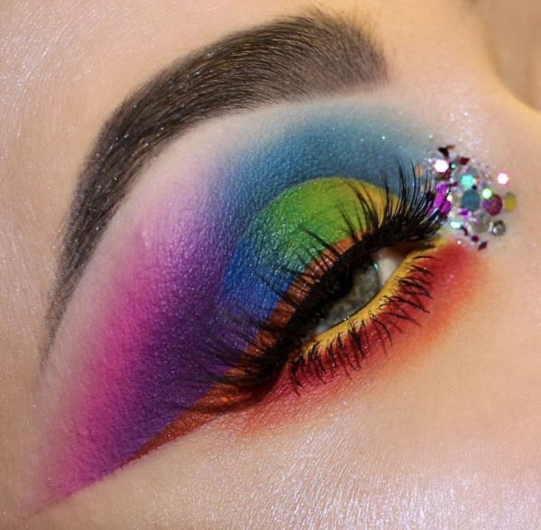 Радужный макияж