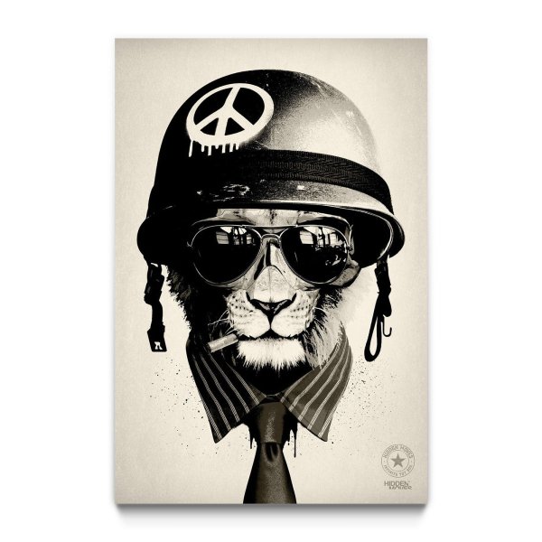 Лев в каске