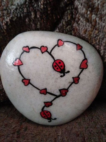 Несложные рисунки на камнях