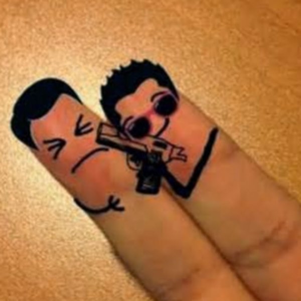 Смешные тату на пальцах