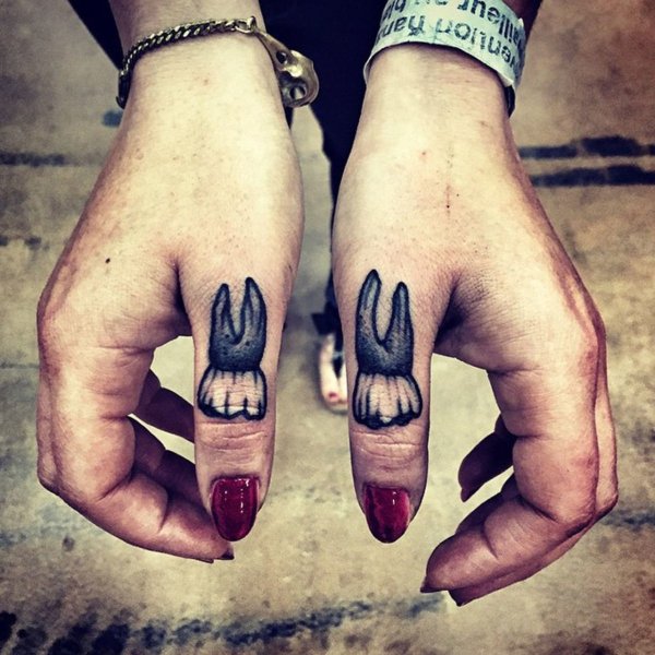 Татуировка на большом пальце руки