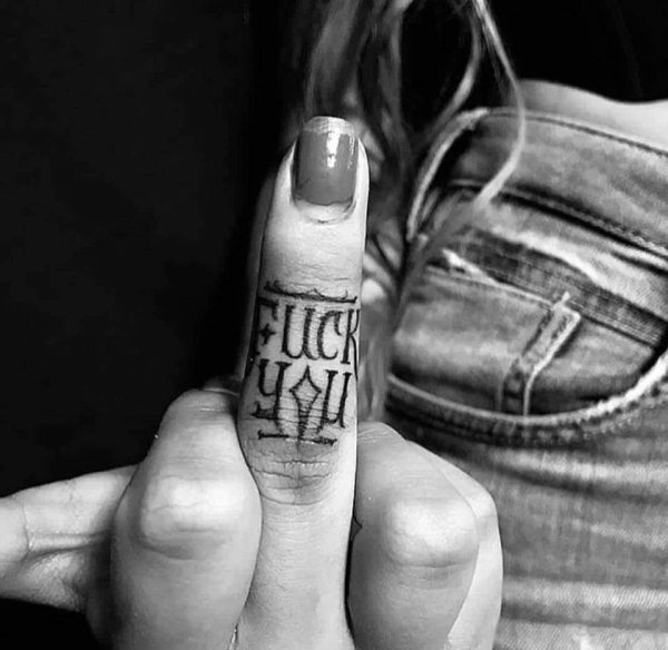 Надписи на пальцах