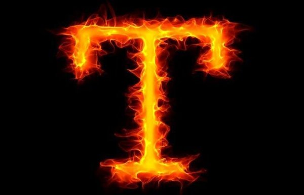 Буква т на черном фоне
