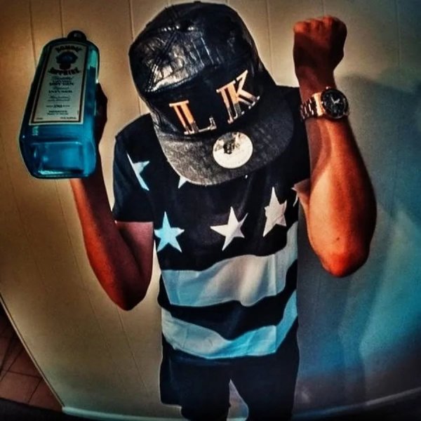 Парень в маске и капюшоне