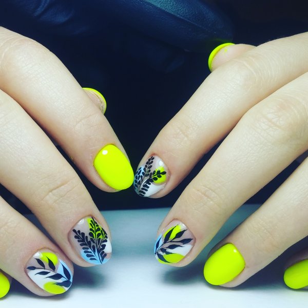 Яркий маникюр с листиками