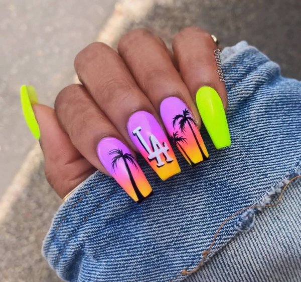 Маникюр с пальмами яркий