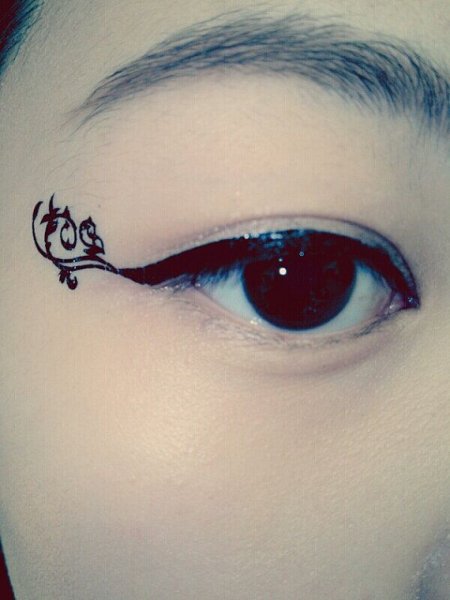 Узоры на глазах подводкой