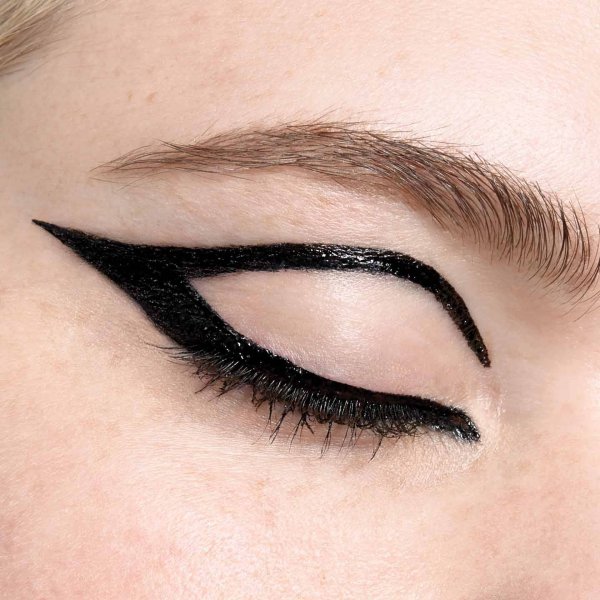 Макияж стрелки с точками