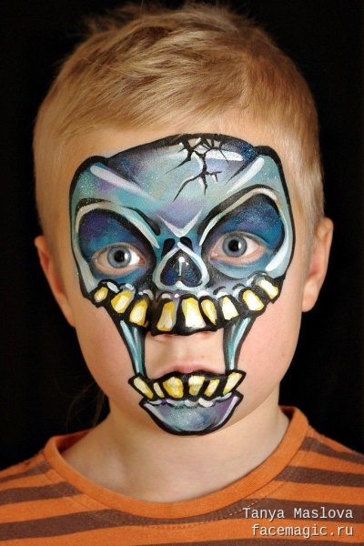 Лица разрисованы черепами