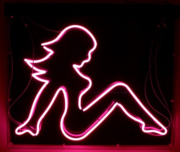 Неоновые силуэты людей