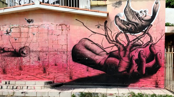 Трафаретные надписи на стенах