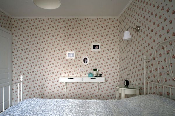 Обои в мелкий цветочек в интерьере спальни
