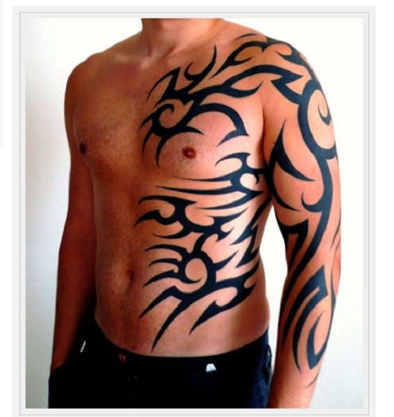 Татуировка пламя на плече