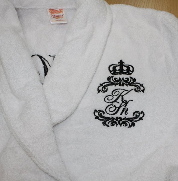 Оригинальные вышивки на халате