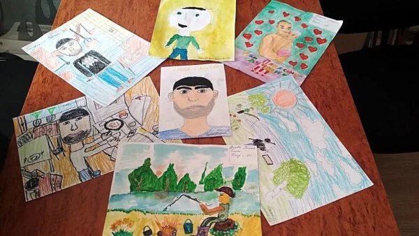 Супергерой папа с детьми