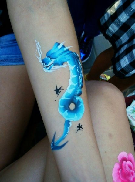 Аквагрим змея на руке