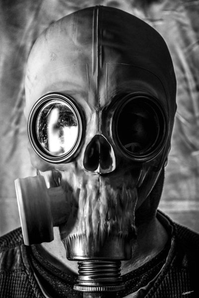 Человек в противогазе