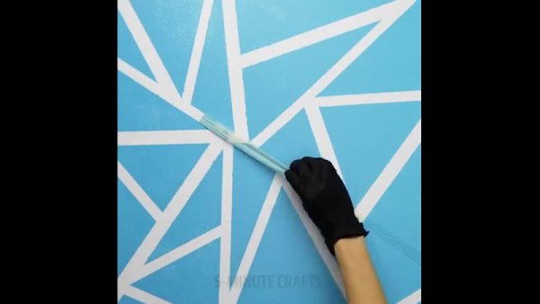 Декор стен цветным скотчем