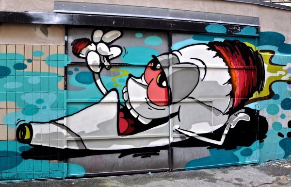 Надписи баллончиком на стене