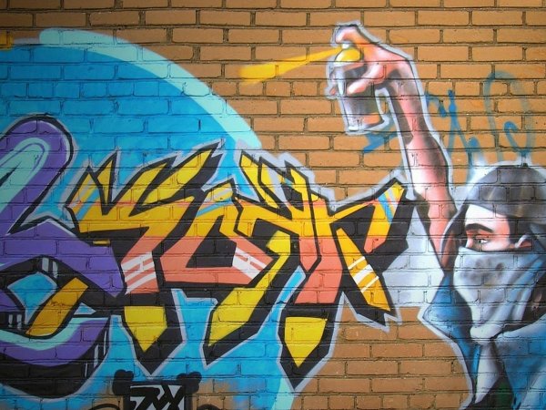 Надпись краской на стене