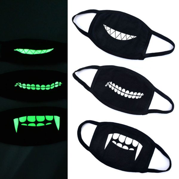 Чёрная маска с клыками