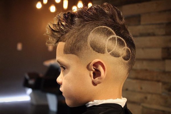 Стрижка для мальчика с выбритой полоской