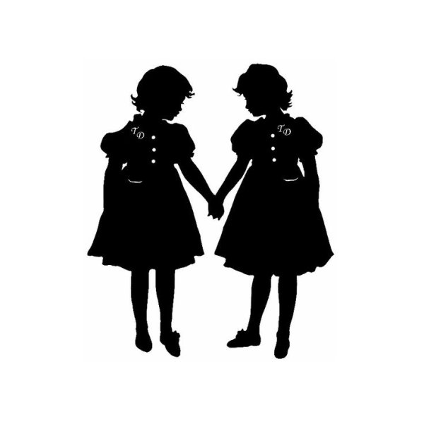 Две девочки держатся за руки