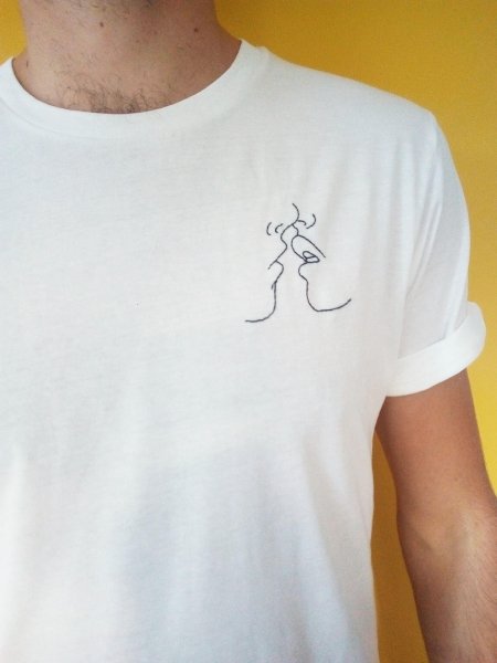 Вышивка на белой футболке