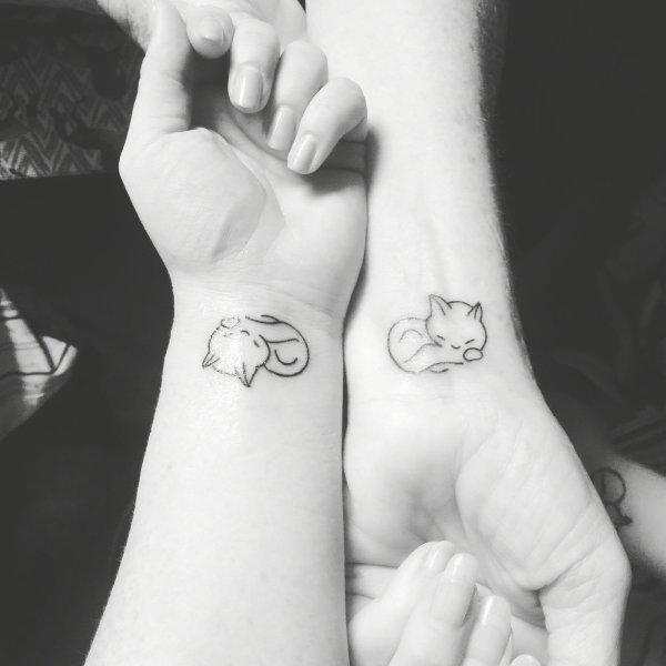 Маленькие парные тату для влюбленных на запястье