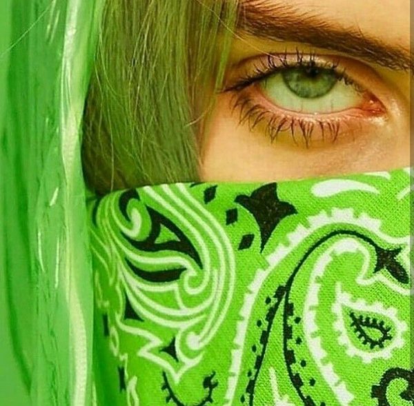 Билли Айлиш в зеленом