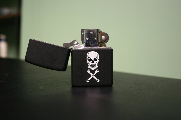 Зажигалка зиппо на столе