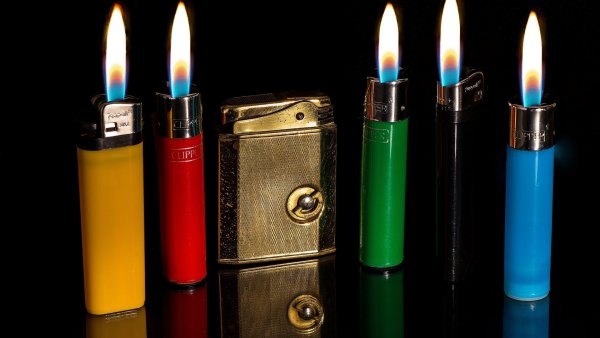 Красивое пламя зажигалки