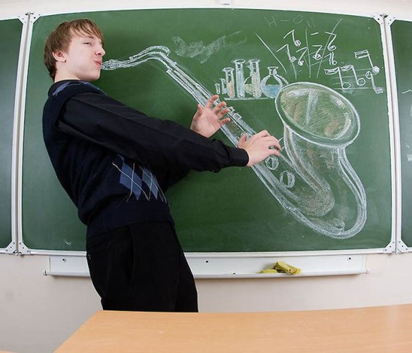 Учитель рисует на доске