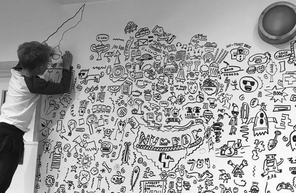 Мелкие рисунки на стене