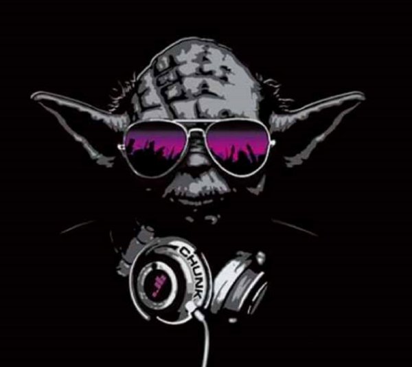 Мастер йода в очках и наушниках