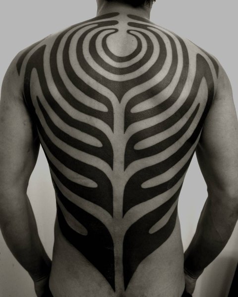 Блэкворк трайбл на плече