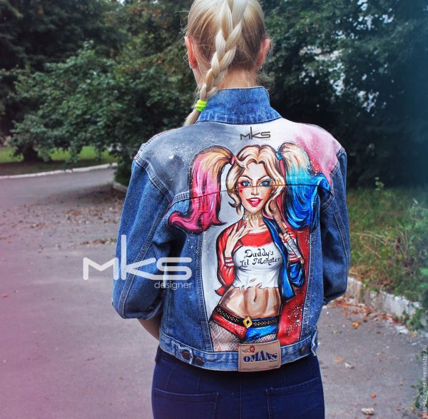 Череп на джинсовой куртке