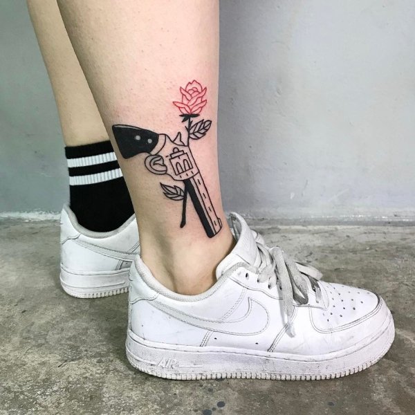 Необычные тату на ноге для девушек