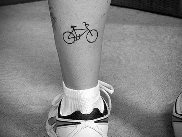 Цветные тату на ноге