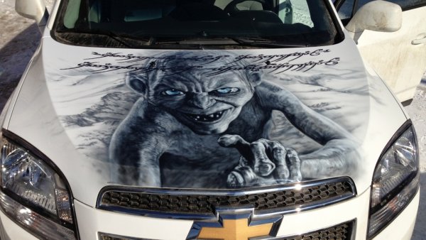 Аэрография на белом капоте